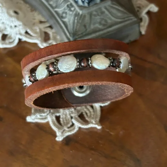 Handcrafted Leather & Freshwater Pearl Bracelet - Picture 4 of 8